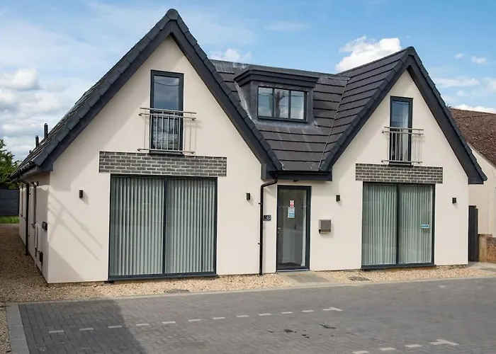 Rosey Lodge -1Bedroom Cousy Flat - Parking, Netflix, Wifi - Close To Blenheim Palace & Oxford - F5