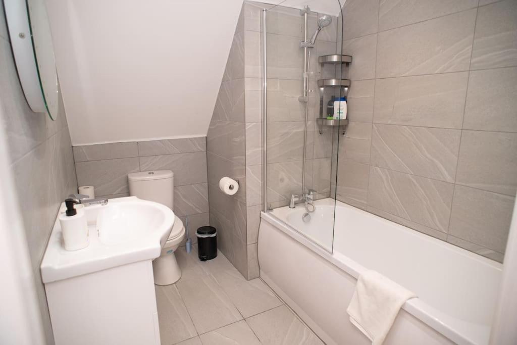 Apartment Rosey -1bedroom Cousy Flat - Parking, Netflix, Wifi - Close To Blenheim Palace & Oxford - F5 *