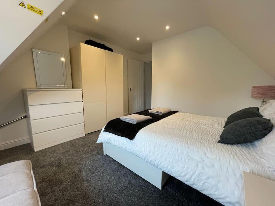 Rosey -1bedroom Cousy Flat - Parking, Netflix, Wifi - Close To Blenheim Palace & Oxford - F5 Apartment *