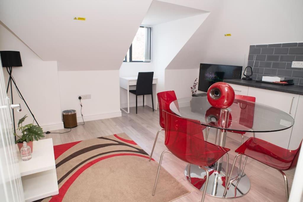 Rosey -1bedroom Cousy Flat - Parking, Netflix, Wifi - Close To Blenheim Palace & Oxford - F5 Apartment *