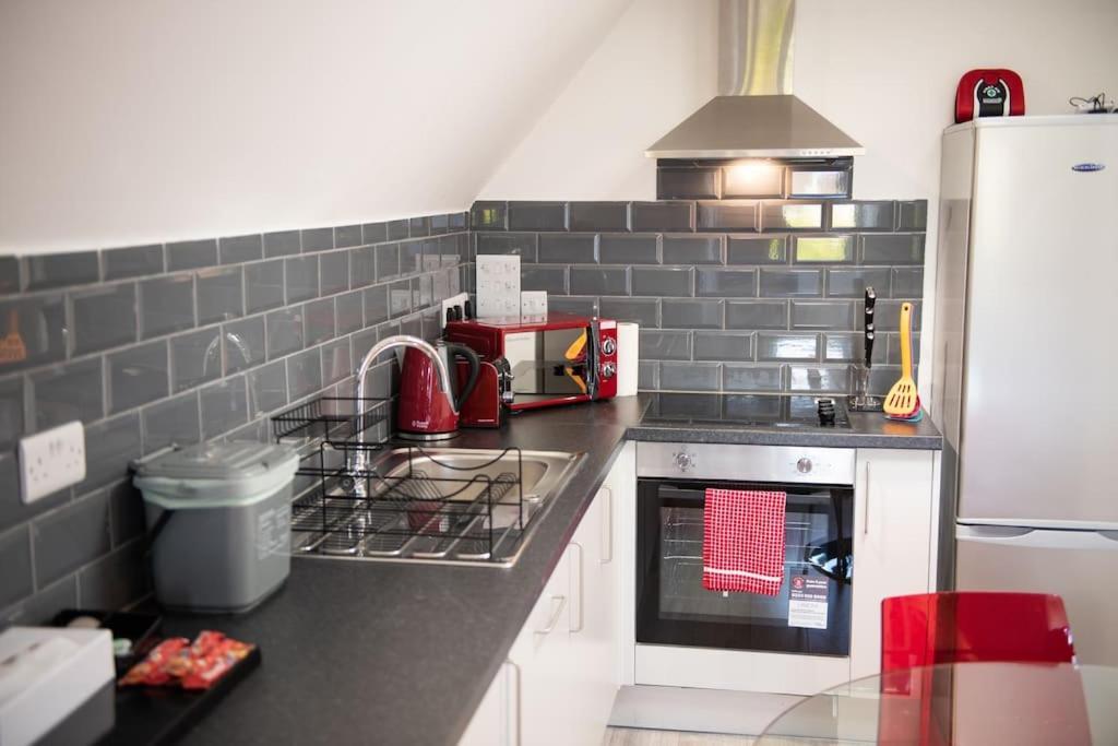 Apartment Rosey -1bedroom Cousy Flat - Parking, Netflix, Wifi - Close To Blenheim Palace & Oxford - F5 *