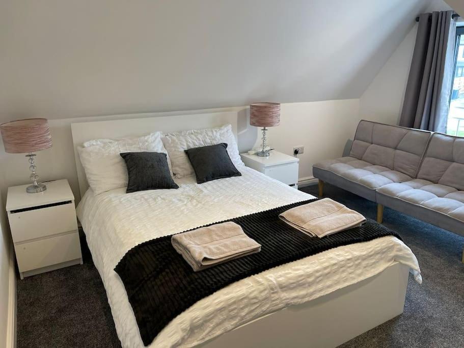 Apartment Rosey -1bedroom Cousy Flat - Parking, Netflix, Wifi - Close To Blenheim Palace & Oxford - F5 *