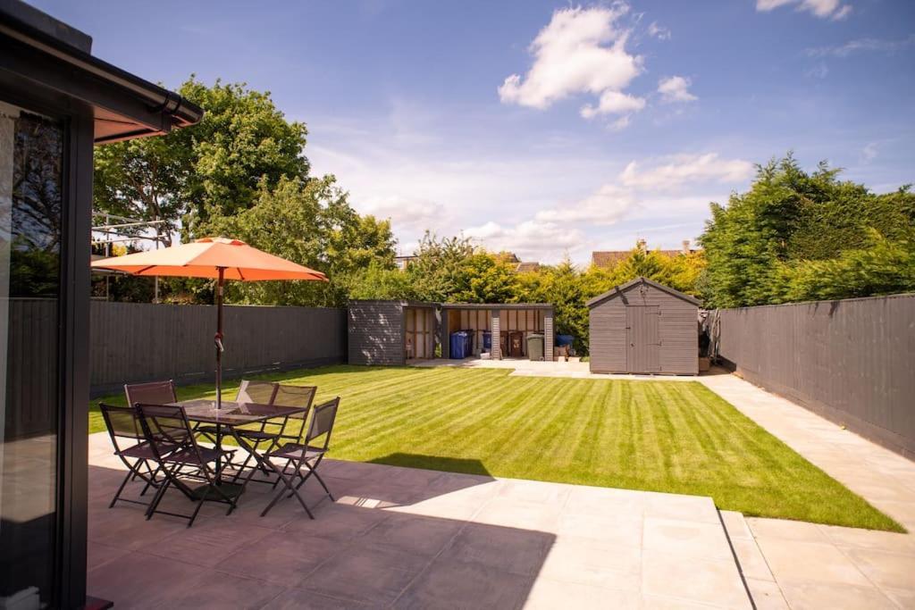 Rosey -1bedroom Cousy Flat - Parking, Netflix, Wifi - Close To Blenheim Palace & Oxford - F5 *