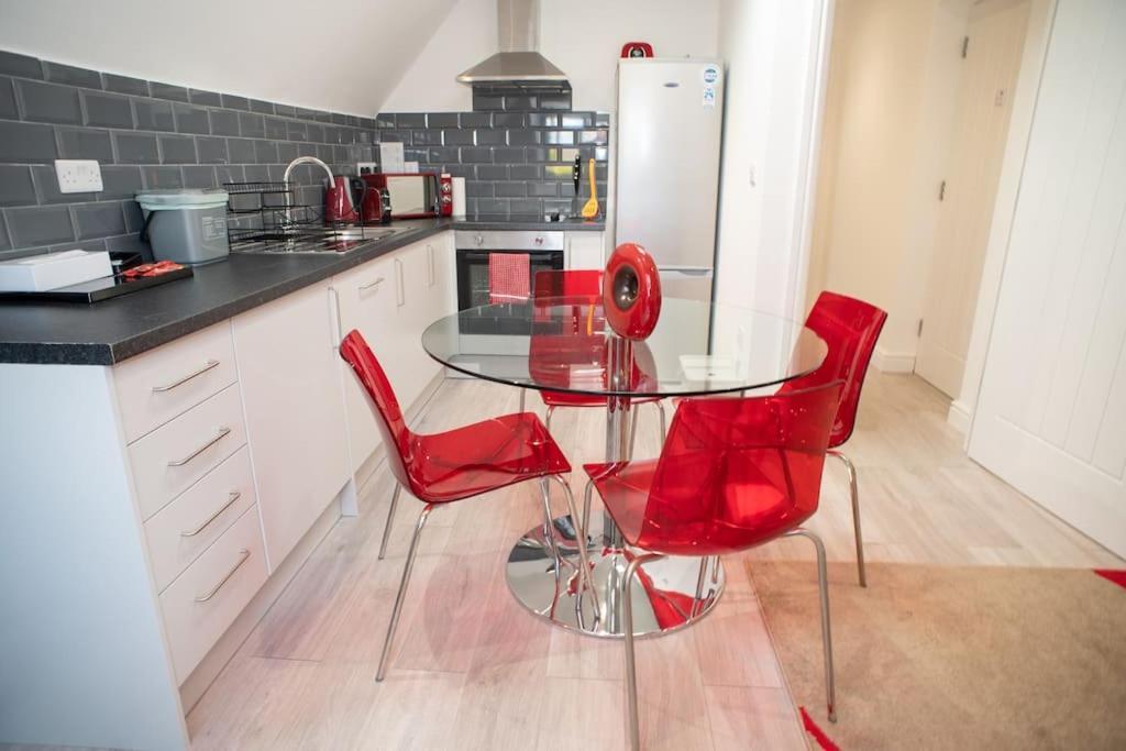 Rosey -1bedroom Cousy Flat - Parking, Netflix, Wifi - Close To Blenheim Palace & Oxford - F5