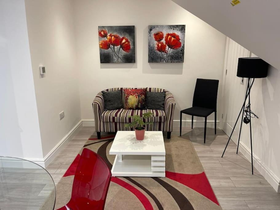 Apartment Rosey -1bedroom Cousy Flat - Parking, Netflix, Wifi - Close To Blenheim Palace & Oxford - F5 *